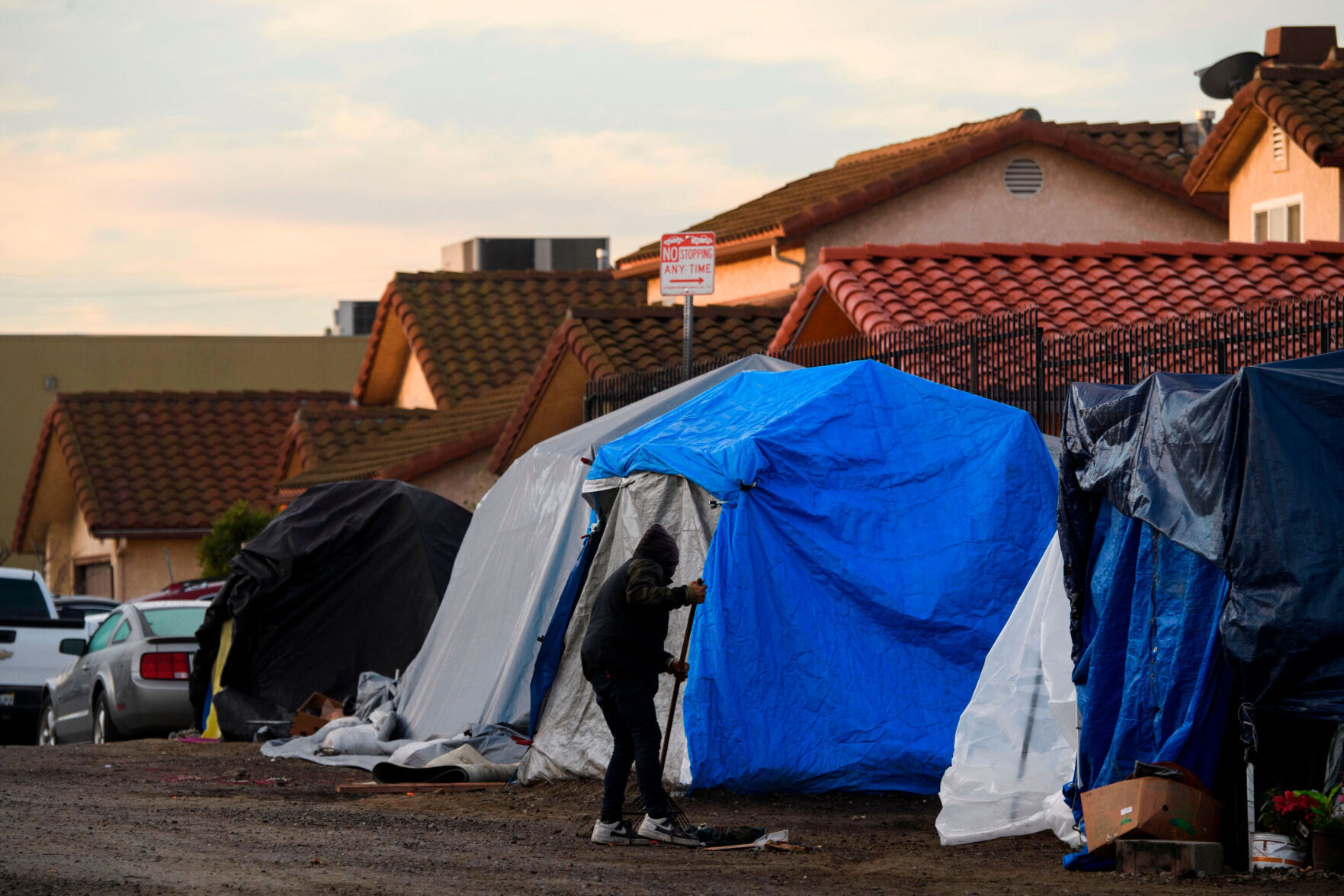 Here's how unhoused people can get the $1,400 stimulus check -- and how others can help
